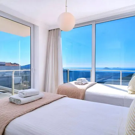 Luxury 5 Bedroom Seaview With Private Heated Pool Willa